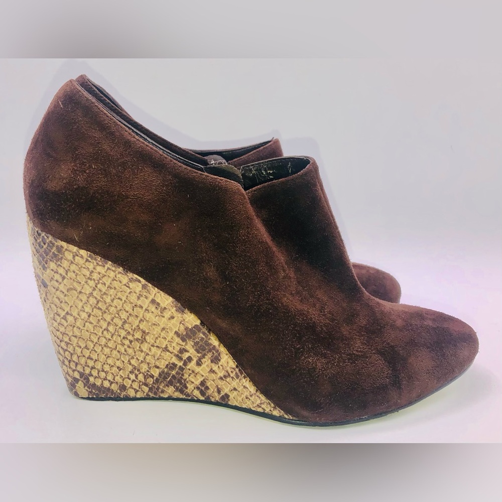 BEVERLY FELDMAN "OXFORD" BROWN SUEDE Ankle BOOTIE Snake Wedge Heel SIZE 7.5M